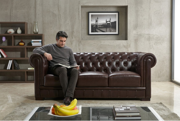 Sofá de tres plazas diseño acolchado moderno 3 plazas estilo chesterfield marrón