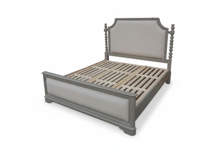 Elegante cama doble con un diseño clásico y un lujoso cabecero.