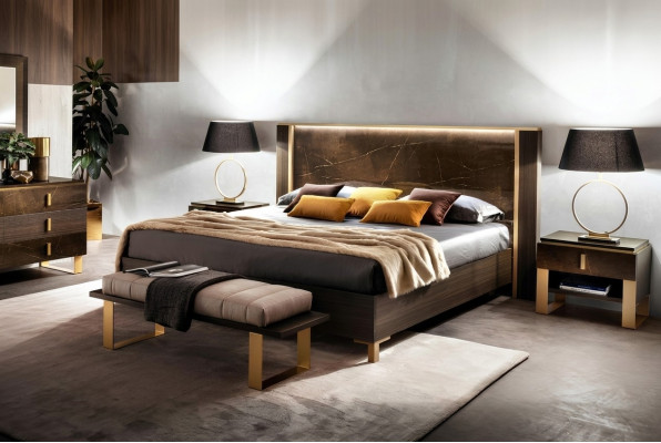 Cama tapizada clásica de madera para cama doble de 180x200cm, nuevo en habitaciones de hotel.