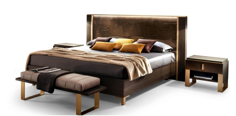 Cama tapizada clásica de madera para cama doble de 180x200cm, nuevo en habitaciones de hotel.
