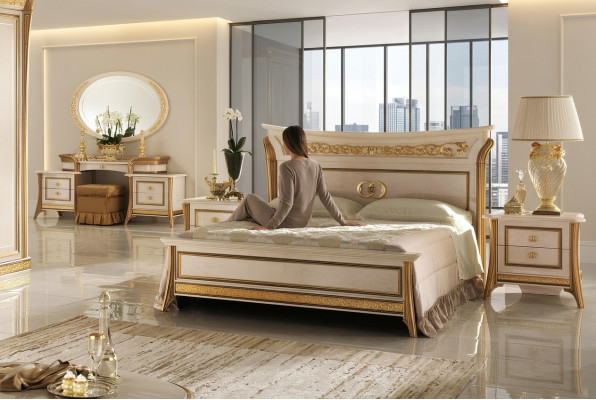 Juego de dormitorio de 3 piezas: cama, 2 mesitas de noche, consola. Camas dobles tapizadas para hotel.