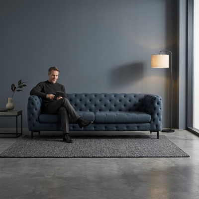 Sofá Chesterfield moderno de 3 plazas en gris para la sala de estar elegante.