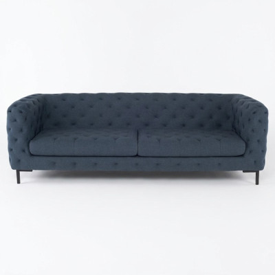 Sofá Chesterfield moderno de 3 plazas en gris para la sala de estar elegante.