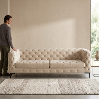Sofá de lujo beige Chesterfield de tres plazas de diseñador para salón.