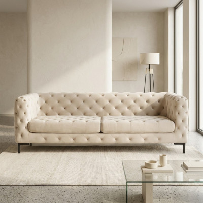 Sofá de lujo beige Chesterfield de tres plazas de diseñador para salón.