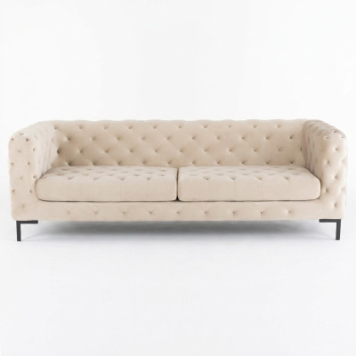 Sofá de lujo beige Chesterfield de tres plazas de diseñador para salón.