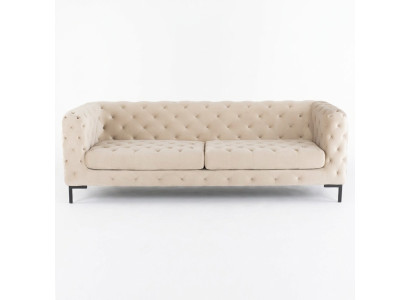 Sofá de lujo beige Chesterfield de tres plazas de diseñador para salón.