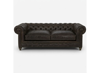 Moderno sofá chesterfield negro de tres plazas de lujo para sala de estar.