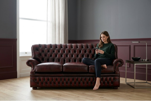 Sofá Chesterfield marrón de 3 plazas en estilo antiguo para sala de estar diseñado.
