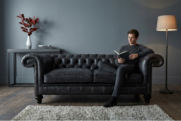 Diseñador gris Chesterfield de 3 plazas de lujo para salón.