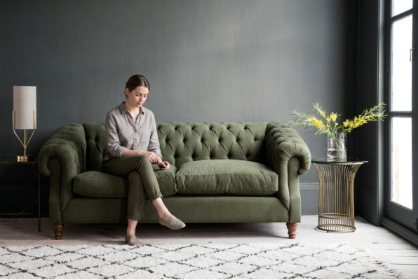 Verde Chesterfield de lujo de diseñador de tres plazas.