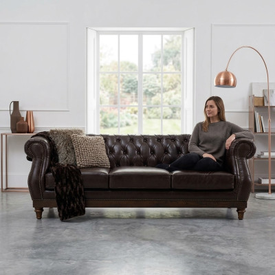 Chesterfield Designer Sofá de lujo marrón de 3 plazas para la sala de estar.