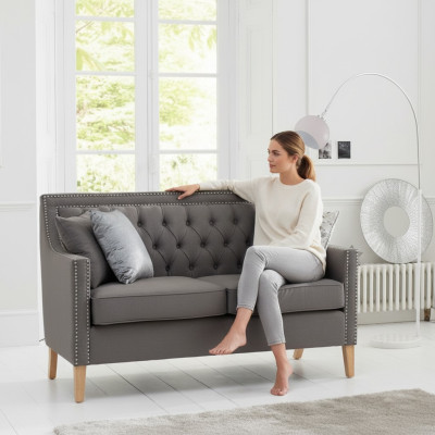 Sofá Chesterfield de tela para 2 personas con cojines acolchados.
