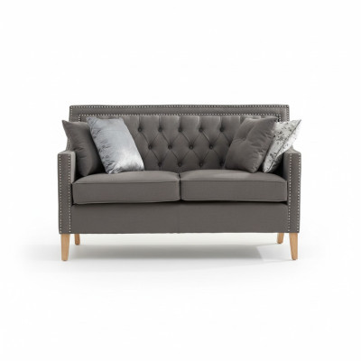 Sofá Chesterfield de tela para 2 personas con cojines acolchados.