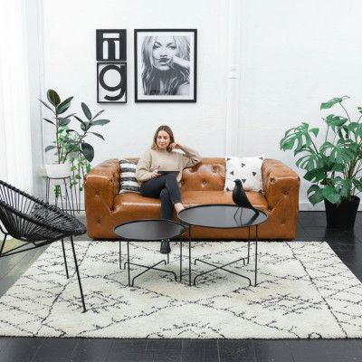 Sofá Chesterfield de estilo americano de tres plazas en cuero acolchado color marrón.
