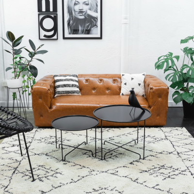 Sofá Chesterfield de estilo americano de tres plazas en cuero acolchado color marrón.