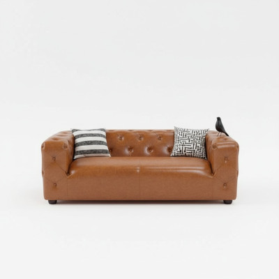 Sofá Chesterfield de estilo americano de tres plazas en cuero acolchado color marrón.