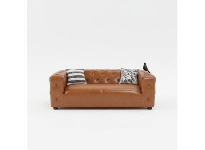 Sofá Chesterfield de estilo americano de tres plazas en cuero acolchado color marrón.