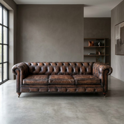 Sofá de cuero Chesterfield marrón de 3 plazas estilo inglés.
