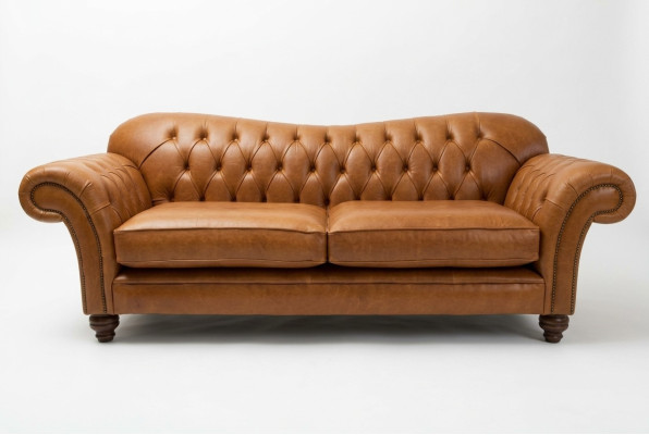 Sofá de lujo Chesterfield de tres plazas marrón para la sala de estar.