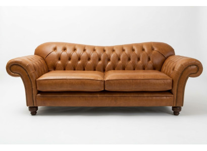 Sofá de lujo Chesterfield de tres plazas marrón para la sala de estar.