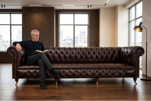 Sofá Chesterfield marrón de 4 plazas de lujo clásico estilo barroco rococó.