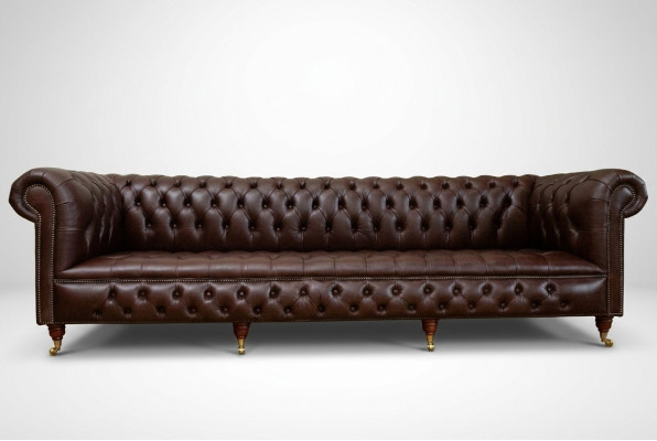 Sofá Chesterfield marrón de 4 plazas de lujo clásico estilo barroco rococó.