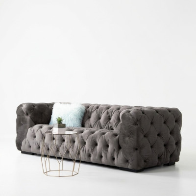 Sofá Chesterfield de tres plazas en gris, estilo acolchado muebles.