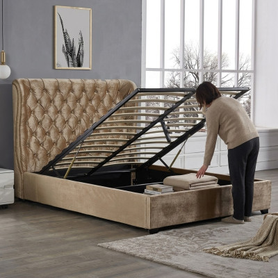 Cama tapizada Chesterfield beige diseño de lujo para dormitorio.