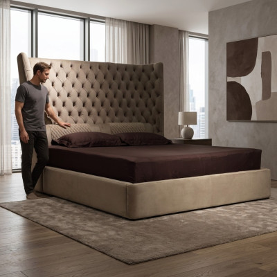 Cama doble Chesterfield de diseño en un hotel de terciopelo con una cama grande inglesa