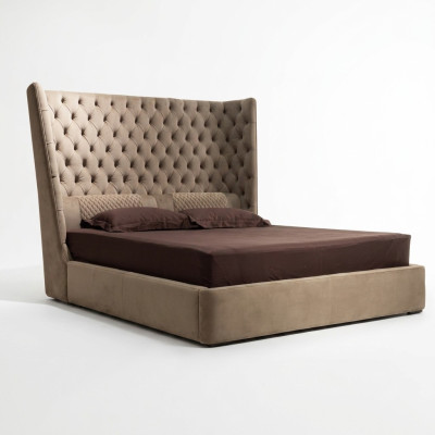 Cama doble Chesterfield de diseño en un hotel de terciopelo con una cama grande inglesa