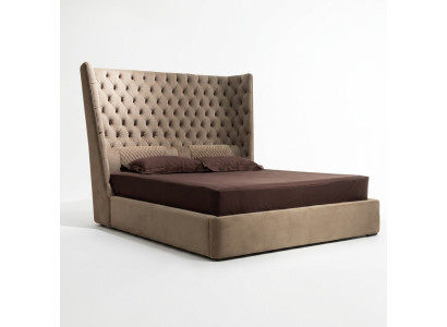 Cama doble Chesterfield de diseño en un hotel de terciopelo con una cama grande inglesa