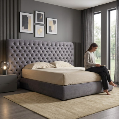 Cama acolchada de diseño de lujo, cama doble de hotel en habitación Chesterfield de terciopelo gris, nueva.
