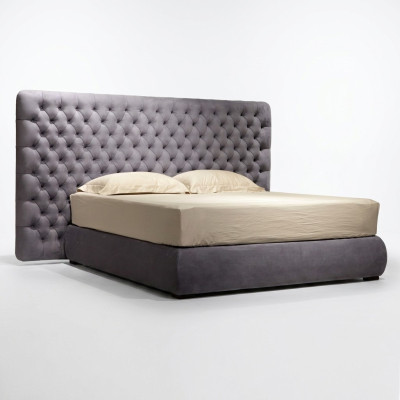 Cama acolchada de diseño de lujo, cama doble de hotel en habitación Chesterfield de terciopelo gris, nueva.