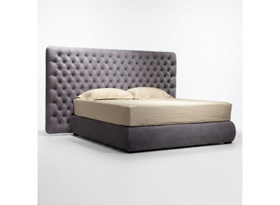 Cama acolchada de diseño de lujo, cama doble de hotel en habitación Chesterfield de terciopelo gris, nueva.