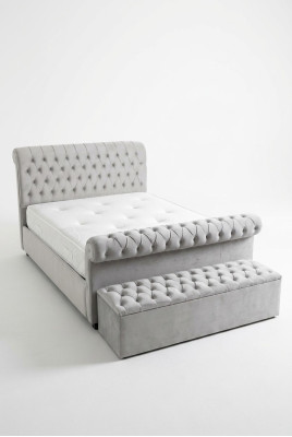 Dormitorio de diseño inglés con camas tapizadas cama doble hotel Chesterfield