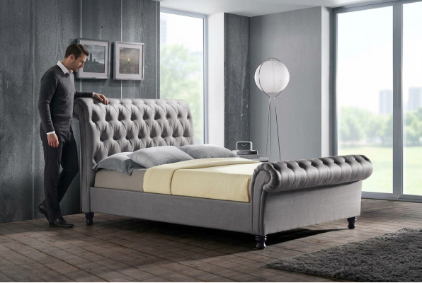 Cama doble de cuero Chesterfield gris para dormitorio, cama de lujo de diseñador tapizada.