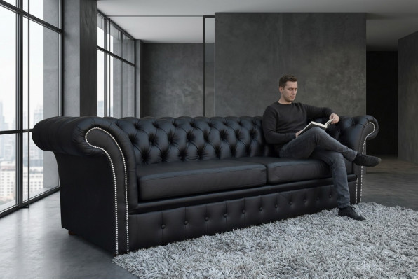Elegante sofá Chesterfield, sofá diseñador, conjunto de tapizados decorativos.