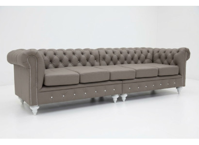 Sofá Chesterfield de tela y cuero de 5 plazas.