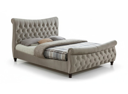 Cama doble de hotel Chesterfield negro, dormitorio tapizado de muebles de lujo.