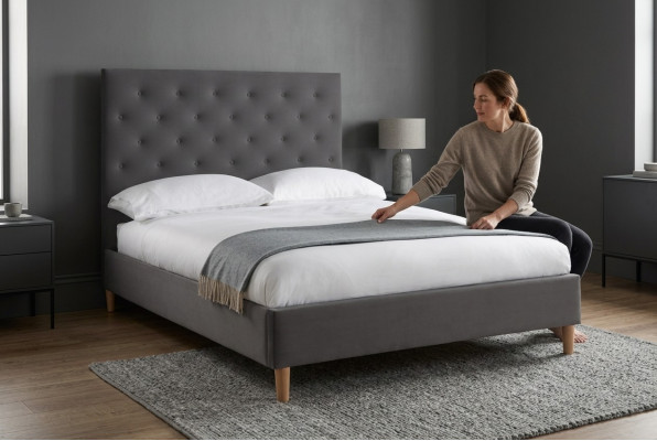 Cama tapizada diseño lujo cama doble hotel dormitorio Chesterfield gris.