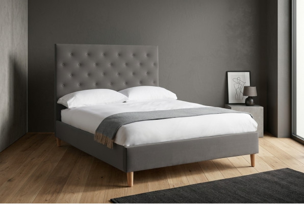 Cama tapizada diseño lujo cama doble hotel dormitorio Chesterfield gris.