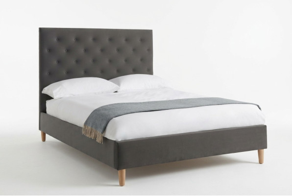 Cama tapizada diseño lujo cama doble hotel dormitorio Chesterfield gris.