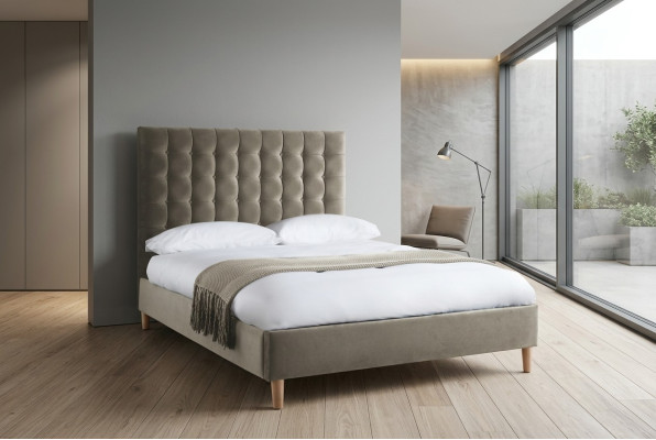 Cama tapizada de lujo Chesterfield doble gris para dormitorio.