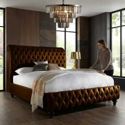 Cama doble de lujo Chesterfield de diseñador en color marrón para dormitorio.