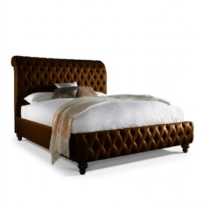 Cama doble de lujo Chesterfield de diseñador en color marrón para dormitorio.