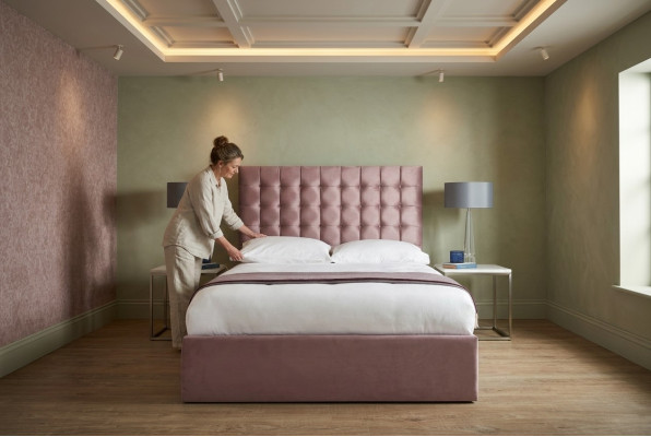 Cama Chesterfield doble de diseñador rosa, cama de dormitorio de diseñador.