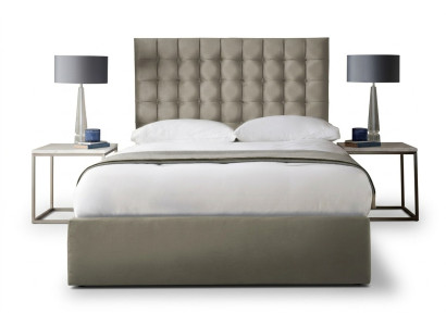 Cama doble Chesterfield moderna de color beige claro para dormitorio de diseñador.