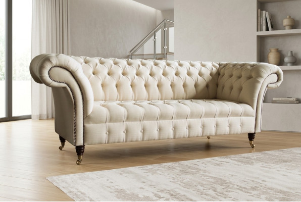 Sofá Chesterfield moderno beige de 3 plazas para sala de estar.