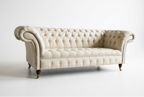 Sofá Chesterfield moderno beige de 3 plazas para sala de estar.